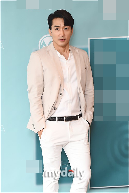 组图:宋承宪亮相一身白衣帅气有型 42岁无岁月痕迹