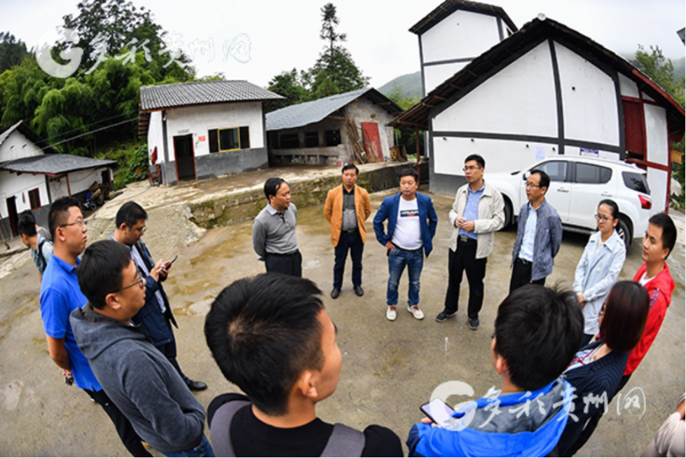 调研组一行深入捷阵村火石少数民族村民组实地调研