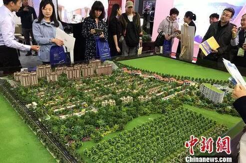 民众在2017年北京春季房展会上的某楼盘展台咨询。中新网 程春雨 摄