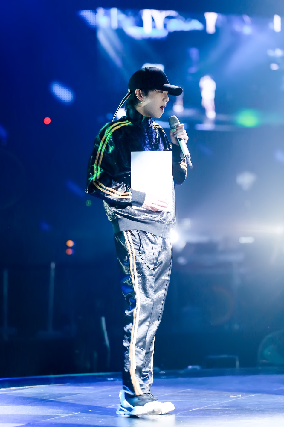 被传身体亮红灯后首现身 华晨宇温柔助唱超敬业