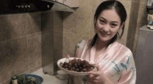 你们现在怎么看待张馨予的军婚？