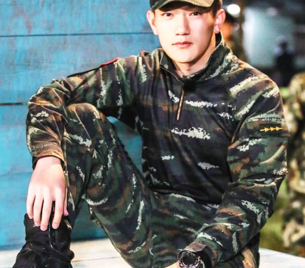 张馨予再次素颜现身军区,军犬夺走她的吻,何捷的表情亮了