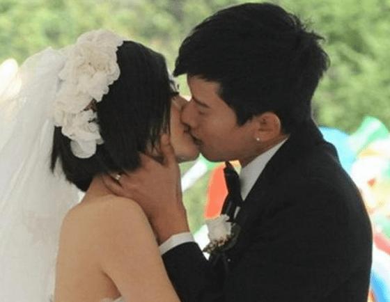 他们在香格里拉举行了婚礼,在所有人的祝福中走进了婚姻的殿堂。