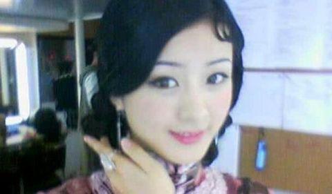 赵丽颖看起来秀气很多，真是女大十八变，小编都没人出来。