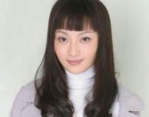 姚笛刚出道时的照片，造型一般。