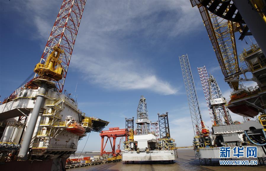 位于上海浦东临港新城的石油钻井平台生产基地(2017年9月13日摄).