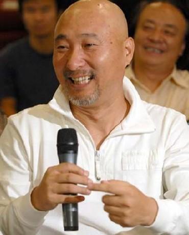 转眼间，陈佩斯已经63岁了，如今眉毛已经斑白。图中，现在的陈佩斯。
