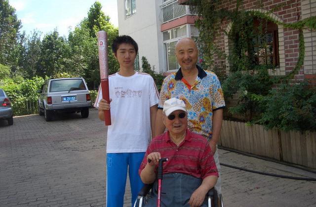 最后再来一张祖孙三代合影。