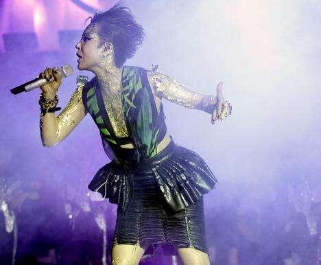 孙悦的是情感史也是一波三折,经历风风雨雨也是相当的精彩,宛如画中人