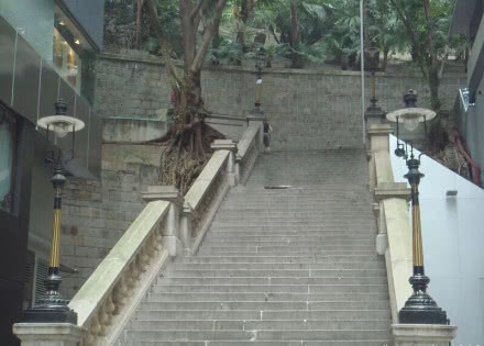 另一处遇难的《喜剧之王》取景地是电影中周星驰饰演的尹天仇的住所——位于石澳的健康院。