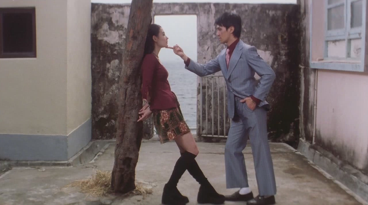 然而，“山竹”过后，这个影片中尹天仇的住所门没了，树秃了，墙也塌了。