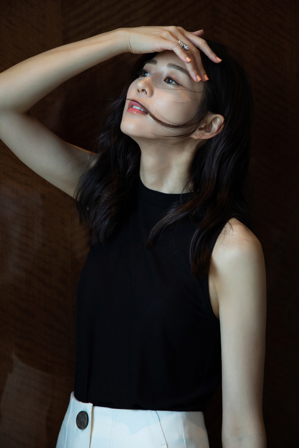 张钧甯对镜上演"眼神杀" 温柔撩发女人味十足