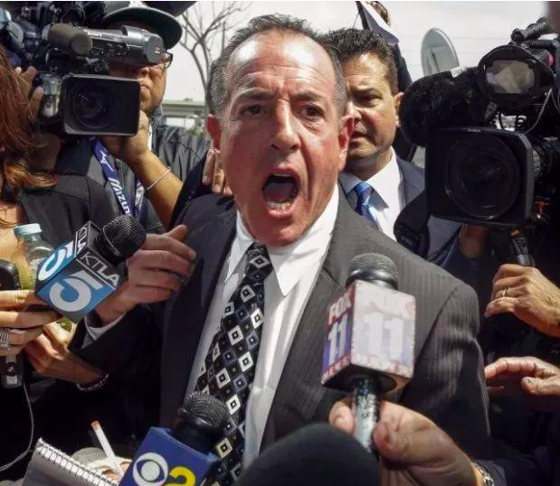 不仅如此，他还恶意诋毁自己的女儿患上了病。说自己的女儿如何为了赚钱不择手段。