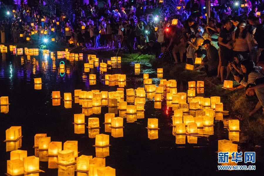 4 洛杉矶举行水灯节