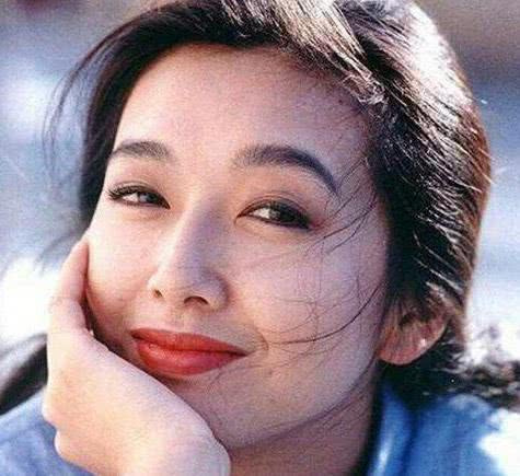 51岁江珊被爆与小15岁男友交往,江女神简直冻龄美女