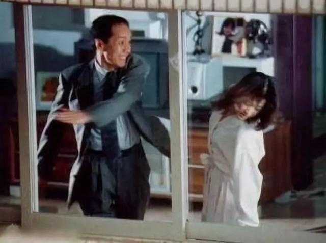 但其实出乎很多人意料，剧中几乎所有家暴的镜头全都是“假打”。