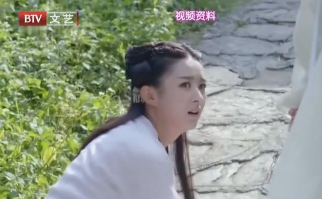 据赵丽颖自曝，她趴在地上内心OS就是：“下手真狠！”可怜的颖宝~