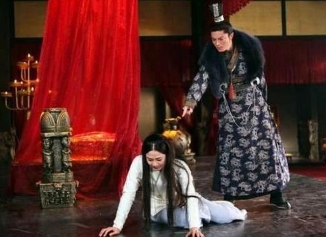 于是，洪小铃和赵丽颖有了同款多么痛的领悟：脸很烧！