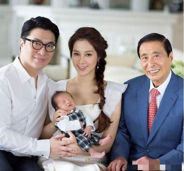 千亿媳妇徐子淇和老公度假同框身材火辣李家诚显体力不支