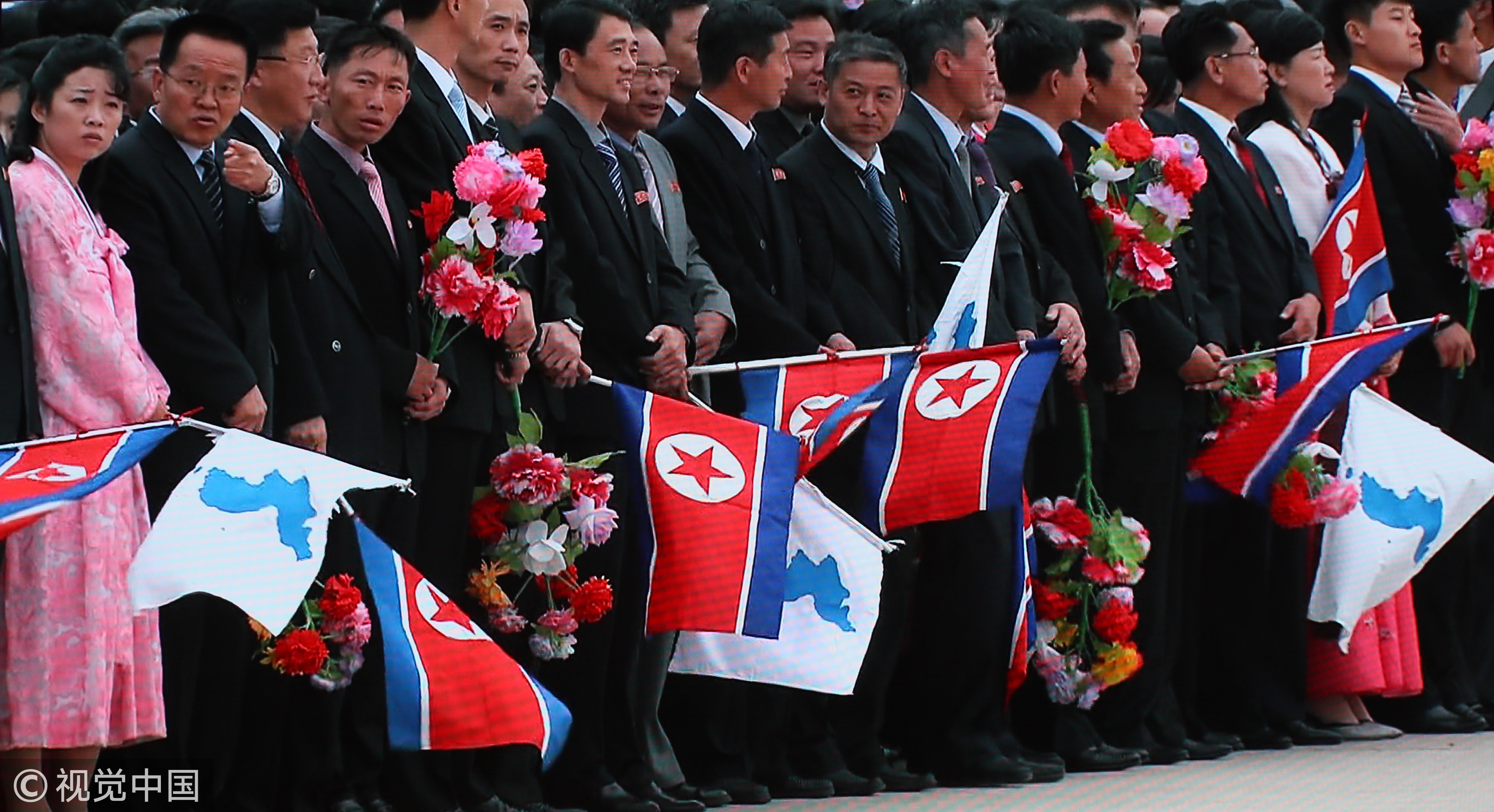 文在寅金正恩共同乘车前往朝鲜百花园国宾馆民众热烈欢迎
