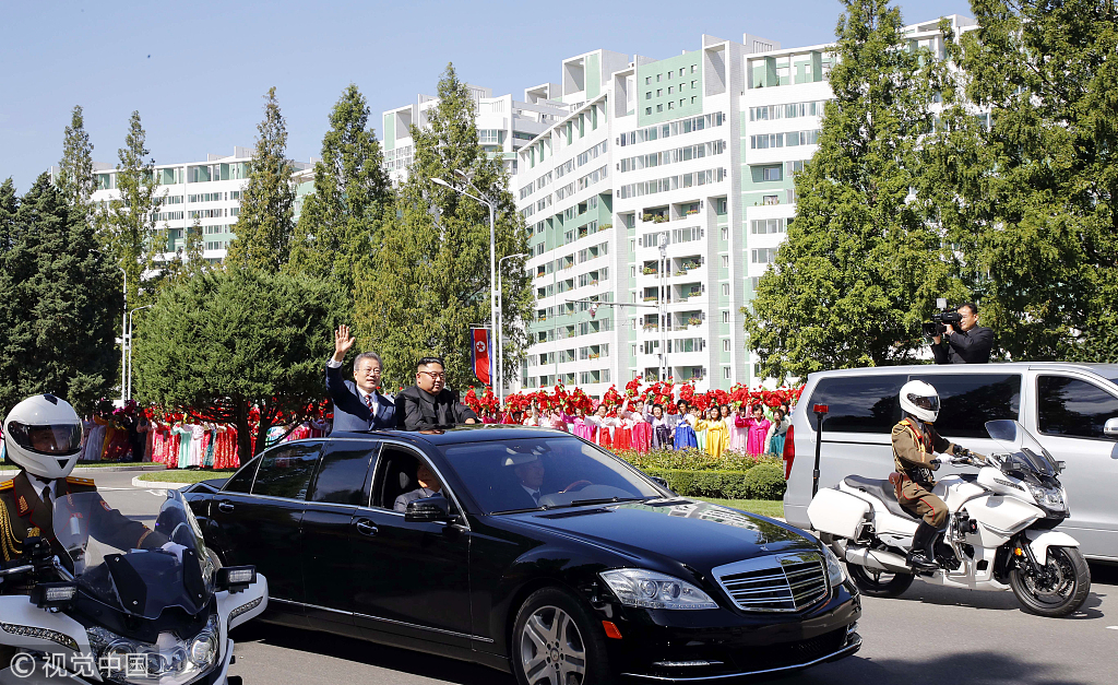 文在寅金正恩共同乘车前往朝鲜百花园国宾馆民众热烈欢迎