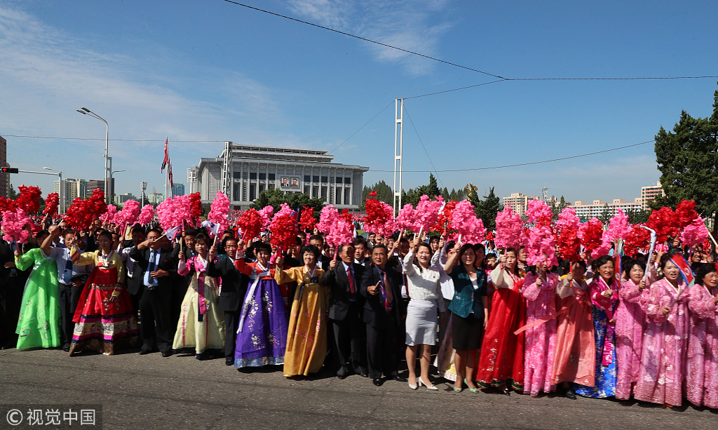 文在寅金正恩共同乘车前往朝鲜百花园国宾馆民众热烈欢迎