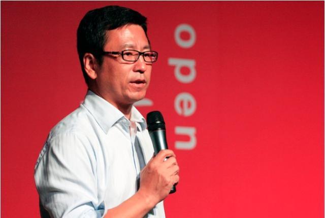 50岁白岩松近照曝光,妻子陪伴走出抑郁,20岁儿子是他翻版!