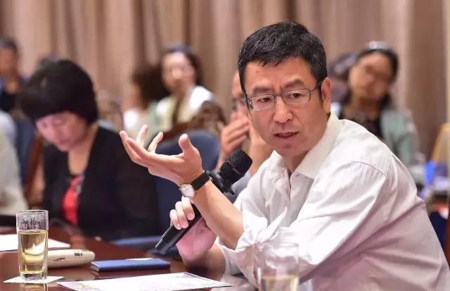 50岁白岩松近照曝光,妻子陪伴走出抑郁,20岁儿子是他翻版!