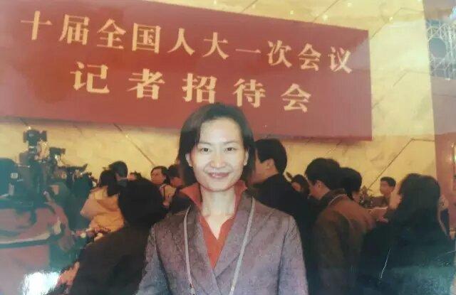50岁白岩松近照曝光,妻子陪伴走出抑郁,20岁儿子是他翻版!