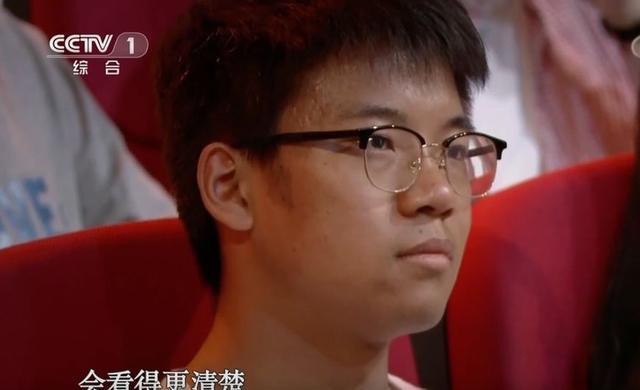 50岁白岩松近照曝光,妻子陪伴走出抑郁,20岁儿子是他翻版!