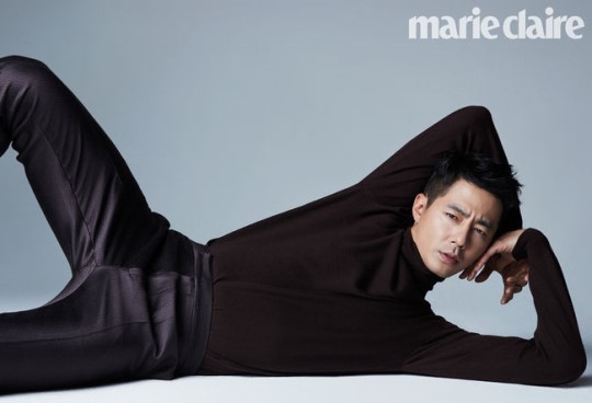 组图:赵寅成釜山电影节特别版封面 身材修长气场强