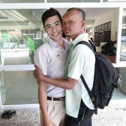 她还是一个变性人，自己哥哥长得十分帅气，没想到自己却长得这么难看！