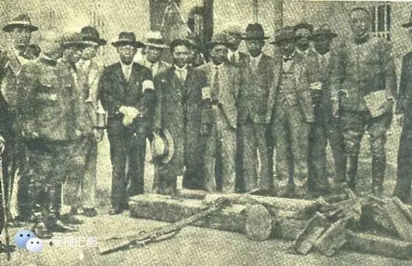 沈阳城内日侨，由日军发给枪械，协助暴动。