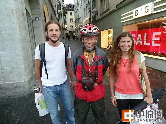 瑞士苏黎士市政厅门前的大街上，一对年轻夫妇帮他找到咖啡店充电