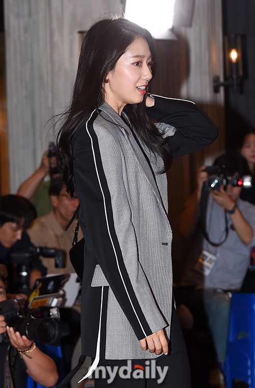 组图 朴信惠黑灰造型简约大气低调助阵玄彬新片