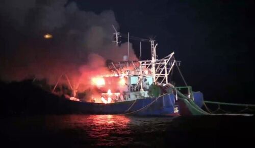 中国渔船发生火灾(韩联社)