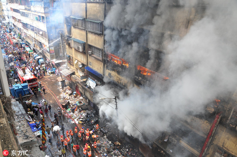 13 印度最大批发市场发生火灾 现场浓烟滚滚