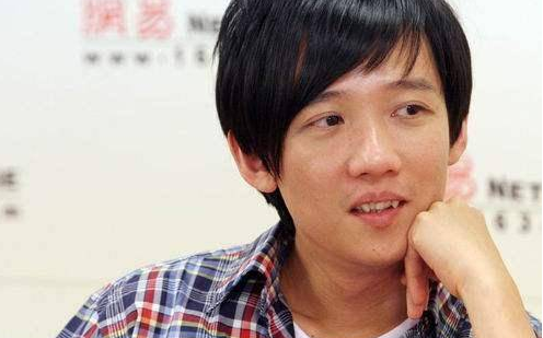 阿牛是一个创作型歌手，他的歌曲有：《爱我久久》、《对面的女孩看过来》、《桃花朵朵开》、《浪花一朵朵》等....