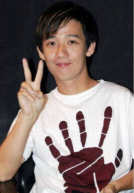 他说时间是治愈心伤最好的药，他会站起来，迎接更美好的时光。