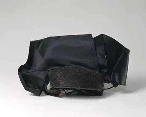 光绪末年，就彻底演变成了清末的“旗头”，这时候的旗头已经跟发型无关了。