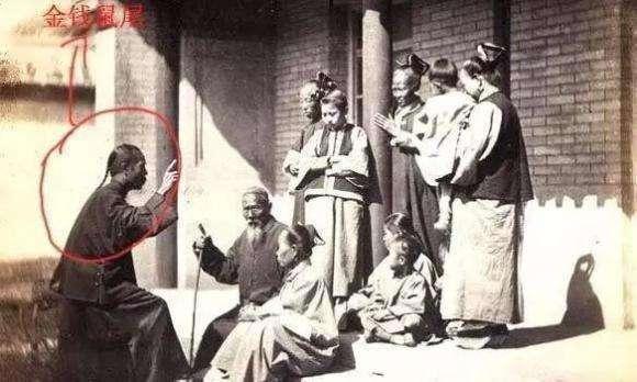 在四爷的那个时代大家留的都是清朝后期的猪尾辫。