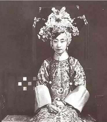 所以，清宫戏中动辄就是大大的旗头，其实是不可信的哦。