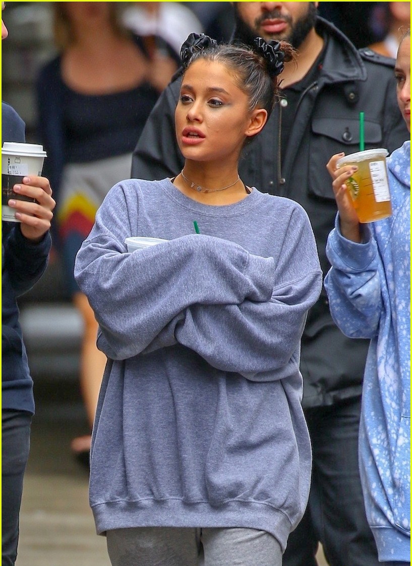 a妹被拍与朋友街头淋雨 尽情大笑跑跳心情佳