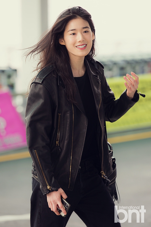 组图韩星郑恩彩黑衣现身机场赴意大利出席时装周
