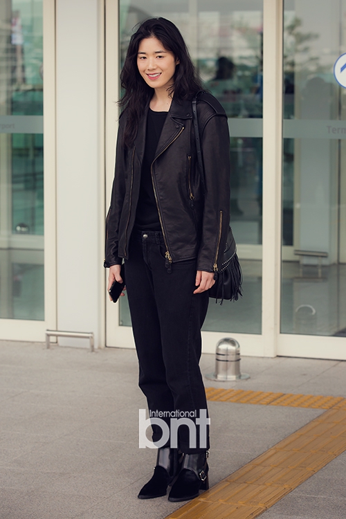 组图韩星郑恩彩黑衣现身机场赴意大利出席时装周