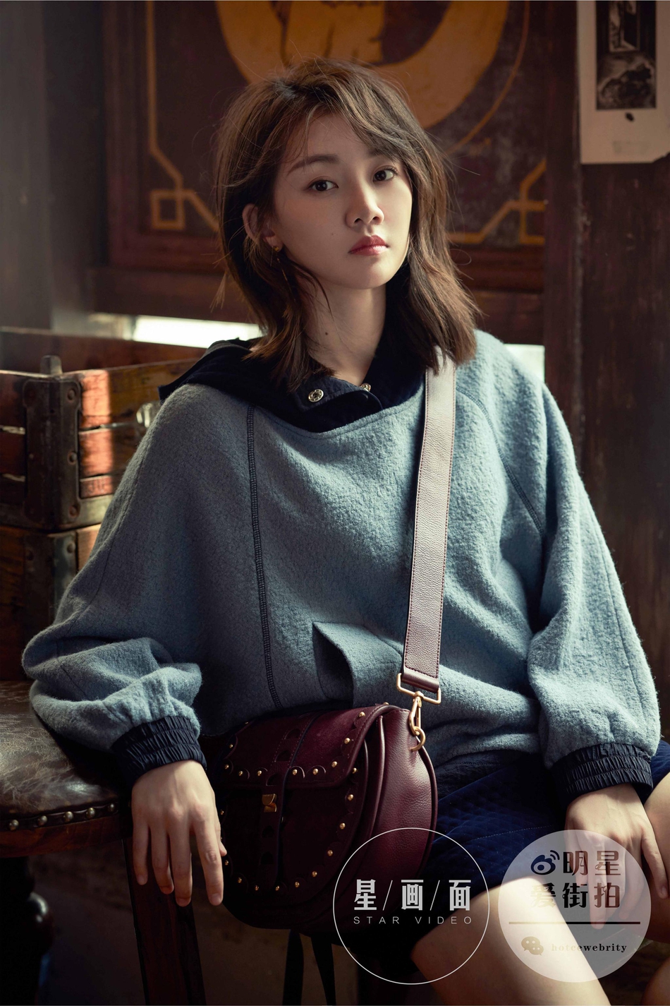 日前,苗苗一组时尚大片曝光,亦柔美亦干练,大秀美腿,十分时尚吸睛.