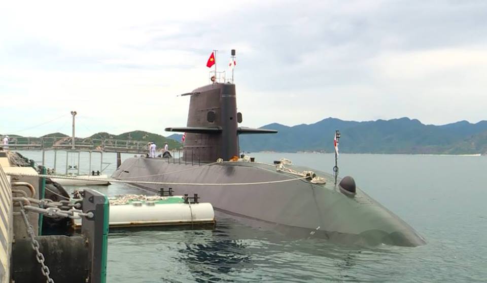12 日本亲潮级潜艇前往越南金兰湾对越进行访问