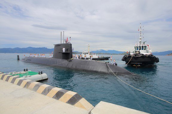 12 日本亲潮级潜艇前往越南金兰湾对越进行访问
