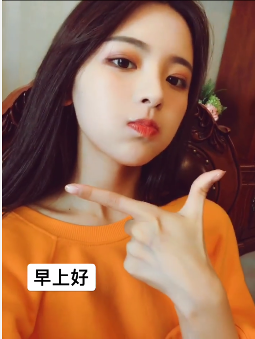 杨超越喝牛奶道早安清纯甜美