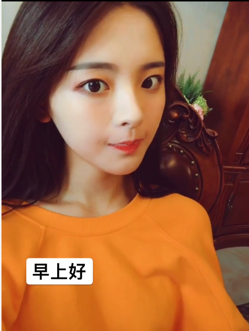 杨超越喝牛奶道早安清纯甜美